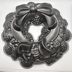 Nordic Ware Wreath Bundt Holiday Cake Pan 9 Cups Mold Cast Aluminum